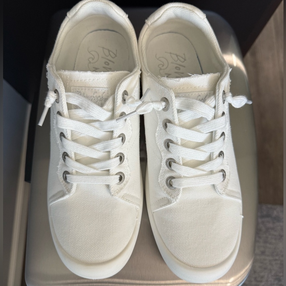 Women’s Blowfish Malibu Boardwalk Slip On Sneaker white size 10